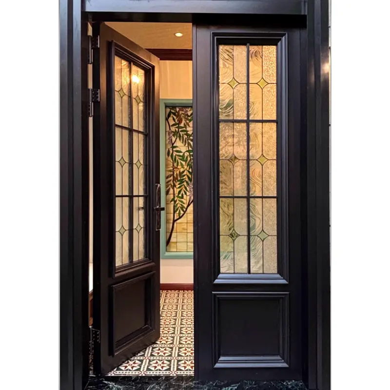 Alumiiniumisulamist kunstilise disainiga uksed